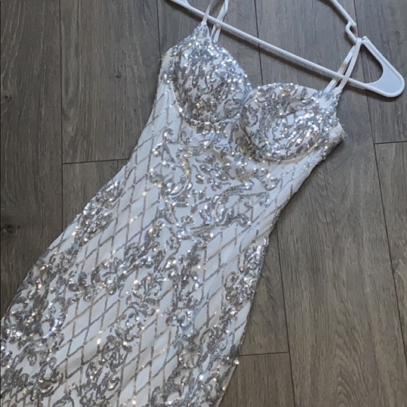 WINDSOR SILVER AND WHITE BODYCON DRESS - Picture 2 of 6